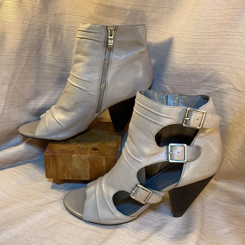Vince Camuto leather peep toe gladiator ankle boot